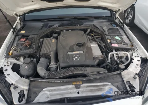 2015 Mercedes-Benz C 300 z USA, uszkodzony, nr VIN 55SWF4JB2FU093452